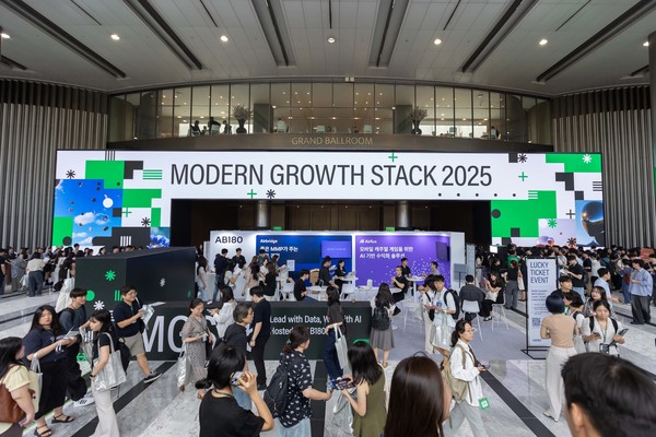 에이비일팔공은 5일 서울 코엑스에서 'MGS 2025'를 개최했다. '데이터로 리드하고, AI로 승리하라'를 주제로 38개 강연과 함께 참가 기업의 비전과 솔루션을 소개하는 스폰서부스, 에어브릿지, 앰플리튜드, 브레이즈 활용법을 배울 수 있는 핸즈온 랩 등 다양한 부대 행사도 진행됐다./사진=에이비일팔공