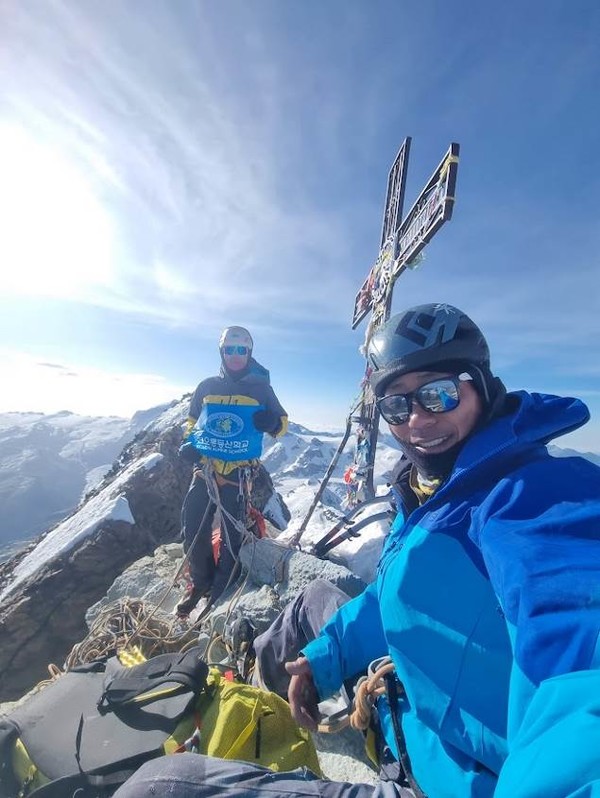 (왼쪽부터) 코오롱스포츠 앰배서더 우석주, 문성욱 산악인이 마테호른을 완등한 모습/사진=코오롱FnC