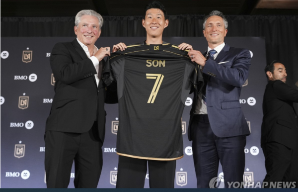 LAFC 7번 유니폼 받은 손흥민/사진=AP=연합뉴스
