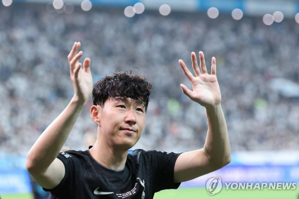 올여름 팀을 떠나기로 한 토트넘 홋스퍼 손흥민이 3일 서울월드컵경기장에서 열린 2025 쿠팡플레이 시리즈 뉴캐슬 유나이티드와의 친선경기가 종료된 뒤 관중에 인사를 보내고 있다. /사진=연합뉴스