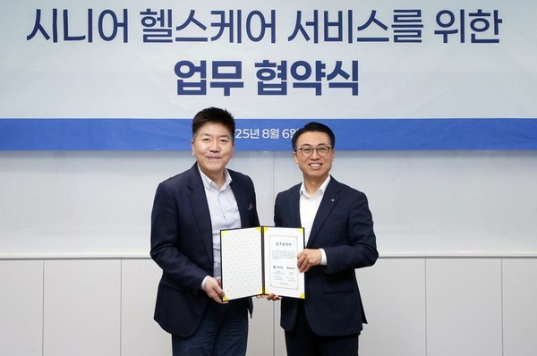 지난 6일 서울 여의도 소재 GC케어 본사에서 GC케어와 시니어 헬스케어 서비스를 위한 업무협약을 체결하고 강대오 신한은행 자산관리솔루션그룹장(오른쪽)과 김진태 GC케어 대표가 기념촬영을 하고 있다./사진=신한은행