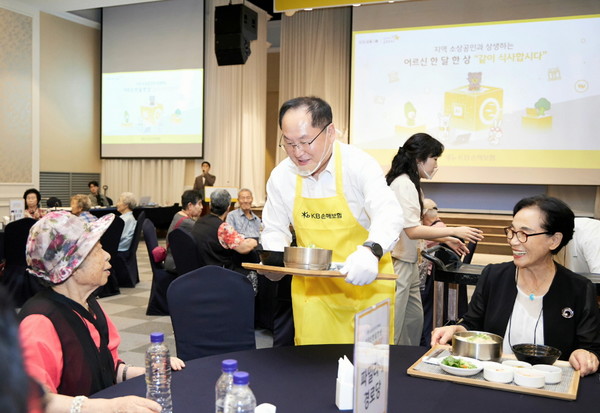 KB손해보험(대표이사 사장 구본욱)은 지난 11일, 말복을 맞아 경기도 의정부시에 위치한 아일랜드캐슬에서 어르신들이 함께 식사를 하며 정서적 교류를 나누는 오프라인 행사를 개최했다. 이날 행사에 참여한 KB손해보험 오병주 경영관리부문장이 배식 봉사를 하고 있다./사진=KB손해보험