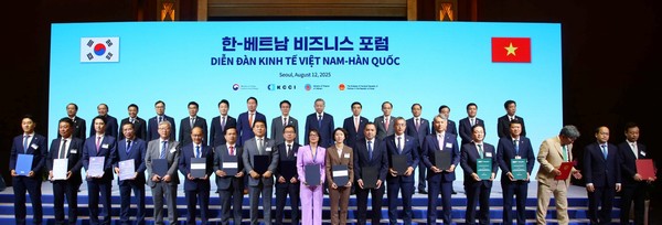 두나무와 베트남 밀리터리뱅크는 12일 서울 롯데호텔에서 열린 '한·베트남 비즈니스 포럼'에서 기술 제휴 양해각서(MOU)를 체결했다. 오경석 두나무 대표, 류 쭝 타이 밀리터리뱅크 회장 등 한국과 베트남 양국 정부·기관·기업인들이 기념 촬영을 하고 있다.사진=대한상공회의소