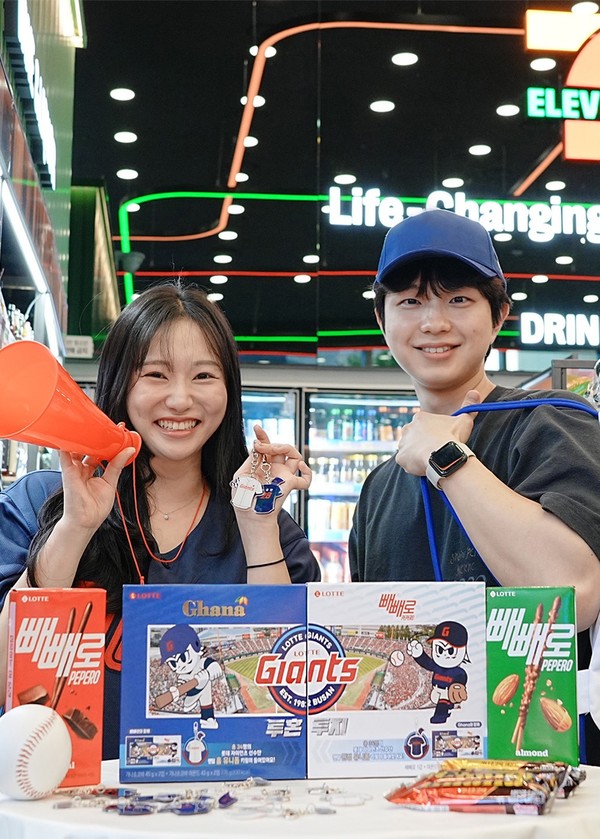 롯데자이언츠 유니폼 키링 스낵 기획세트/사진=세븐일레븐