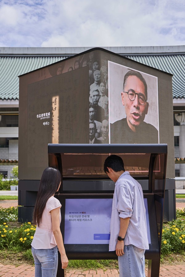 고화질로 복원한 독립운동가의 영상을 관람하고, 또렷하게 복원된 독립운동가의 육성을 들을 수 있는 LED 미디어큐브/사진=SK텔레콤