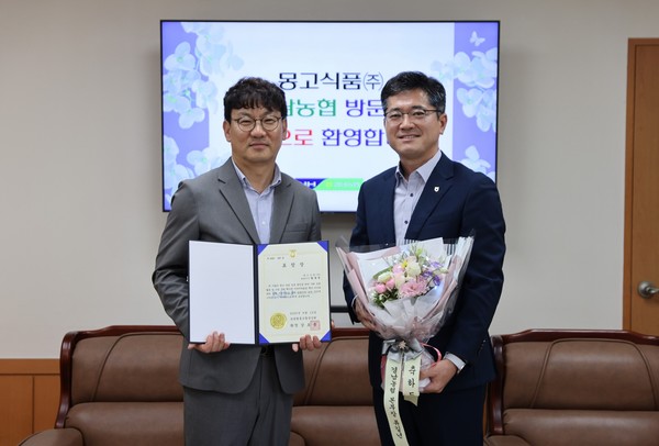 몽고식품 조재철 이사(왼쪽)와 정영철 경남농협 부본부장(오른쪽)/사진=몽고식품