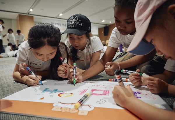 현대해상 천안사옥에서 열린 ‘마음한글’ 여름방학 프로그램 참여자들이 팀을 이뤄 그림을 그리고 있다./사진=현대해상