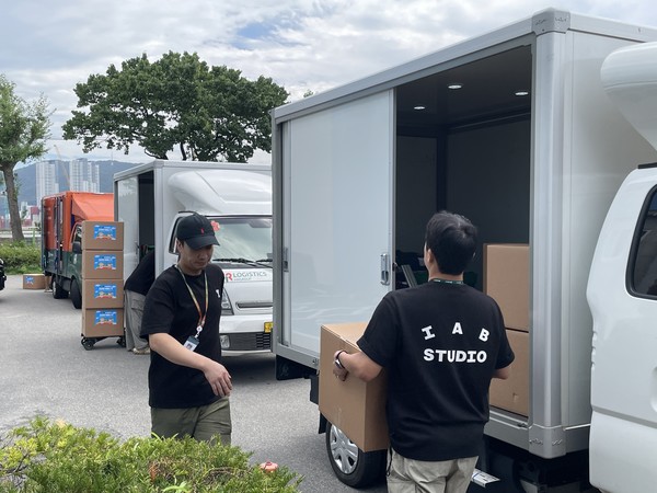 HR그룹 퀵플렉서 자원봉사자들이 지역 어르신들께 후원 물품을 직접 전달하기 위해 출발 준비를 하고 있다./사진=HR그룹(주) 미디어팀