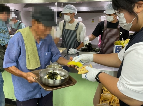 HR그룹 임직원과 쿠팡 배송기사(퀵플렉서)들이 충청북도노인종합복지관 구내식당에서 지역 어르신들을 위해 점심 배식 봉사를 하고 있다./사진=HR그룹㈜ 미디어팀