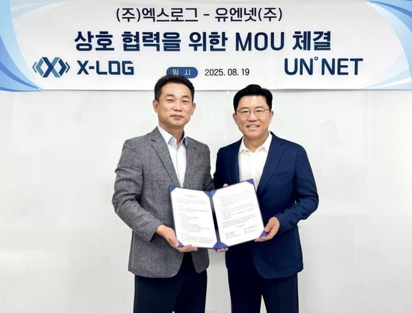 장석주 엑스로그 대표(왼쪽)와 김주섭 유엔넷 대표가 협약식에서 기념 촬영을 하고 있다./사진=엑스로그