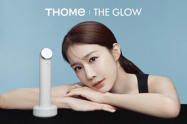 톰 더 글로우 모델로 발탁된 배우 유인나 화보컷/사진=앳홈