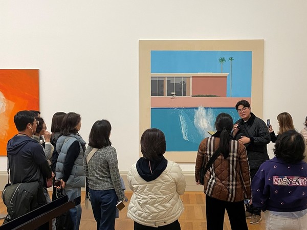 롯데문화센터 아트 투어에 참여한 고객들/사진=롯데백화점