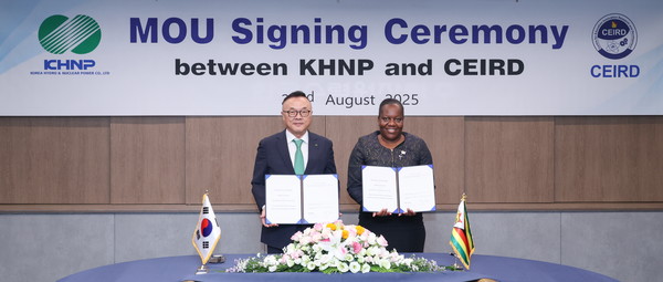 (왼쪽부터) 지난 22일 한국수력원자력 방사선보건원에서 열린 업무협약 체결식에서 황주호 한국수력원자력 사장, 일렉트돔 마탄디로츠카 짐바브웨 교육혁신연구개발센터(CEIRD) CEO가 기념 사진을 찍는 모습. /사진=한국수력원자력