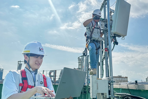 KT 직원들이 AI-RAN 기술 검증을 진행하는 모습/사진=KT