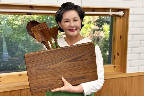 롯데홈쇼핑이 오는 31일 94만 구독자를 보유한 요리 유튜브 채널 '영자씨의 부엌'에서 첫 주방 자체 브랜드 '블루쿠샤'를 론칭한다고 밝혔다/사진=롯데홈쇼핑