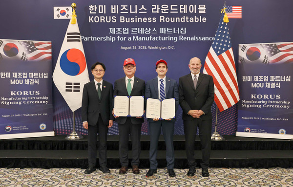 (왼쪽부터) 25일(현지시간) 미국 워싱턴DC에서 열린 '우라늄 농축 투자 협력 양해각서 및 농축우라늄 공급물량 확대 계약' 체결식에서 김정관 산업통상자원부 장관, 황주호 한국수력원자력 사장, 아미르 벡슬러(Amir Vexler) 센트루스 CEO, 하워드 러트닉(Howard Lutnick) 미국 상무부 장관이 기념 사진을 찍는 모습. /사진=한국수력원자력
