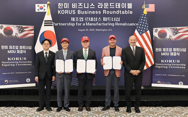 (왼쪽부터) 25일(현지시간) 미국 워싱턴 D.C. 윌러드 인터콘티넨탈 호텔에서 열린 ‘첨단 에너지 복합센터 건설 협력을 위한 업무협약’ 체결식에서 김정관 산업통상자원부 장관, 오세철 삼성물산 사장, 황주호 한국수력원자력 사장, 토비 노이게바우어(Toby Neugebauer) 페르미 아메리카 CEO, 하워드 러트닉(Howard Lutnick) 미국 상무부 장관이 기념 사진을 찍는 모습. /사진=한국수력원자력