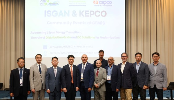 (왼쪽 세번째부터) CEM/MI 글로벌 DC 포럼에 참석한 문일주 한국전력공사 기술혁신본부장, 최연우 산업통상자원부 전력정책관, 루치아노 마르티니 ISGAN 의장, 알리 이자디 나자파바디 블룸버그 NEF 아시아지부장, 해리 스톡만 DC 시스템 파운더 등 전문가들이 단체 기념 사진을 찍는 모습. /사진=한국전력공사