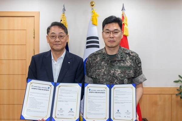 (왼쪽부터) 지난 26일 진행된 '재난 대응 협력 강화 업무협약' 체결식에서 황상하 서울주택도시개발공사 사장과 이우헌 육군 제52보병사단장이 기념 사진을 찍는 모습. /사진=서울주택도시개발공사