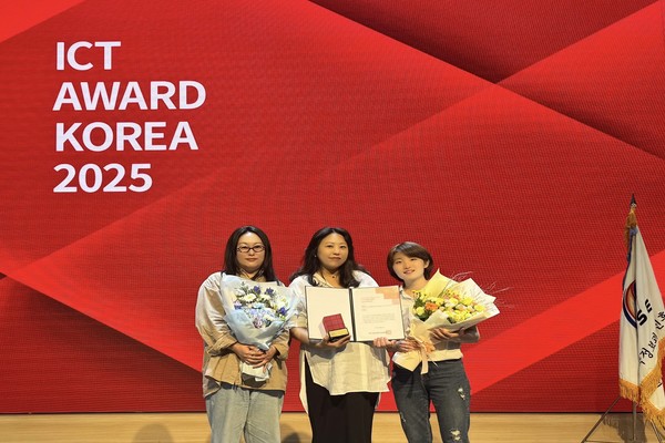 시상식에서 LG유플러스 임직원이 기념 촬영하는 모습./사진=LG유플러스