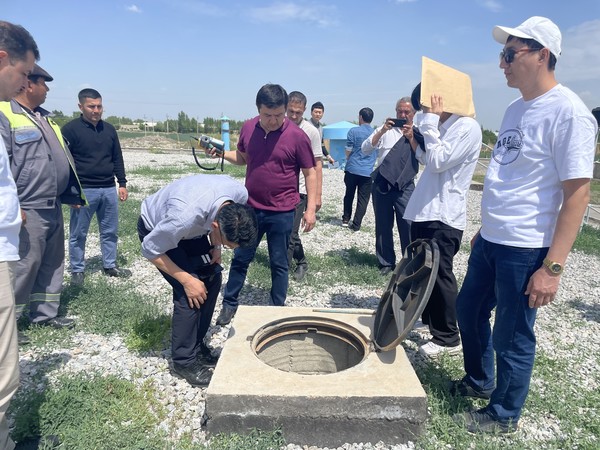 29일 한국수자원공사 관계자가 우즈베키스탄 부하라주(州) 알랏-카라쿨 지역에서 현지의 상수도 가압장과 배수지 탱크 시설을 둘러보며 우즈베키스탄 상하수도공사 관계자에게 관리 노하우를 전하는 모습. /사진=한국수자원공사