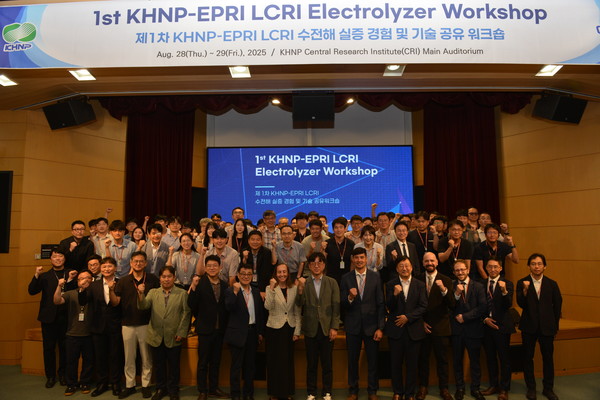 지난 28일과 29일 한국수력원자력 대전 중앙연구원에서 열린 ‘수전해 실증 경험 및 기술 공유 워크숍’에서 참석자들이 단체 기념 사진을 찍는 모습. /사진=한국수력원자력
