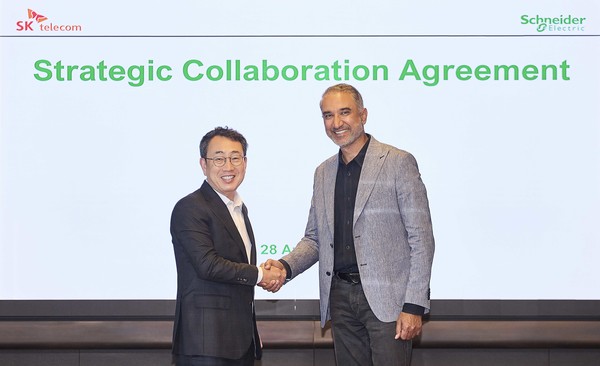 서울 을지로에 위치한 SK T타워에서 진행된 계약 체결 및 협력  확대 MOU 서명식 모습. (좌로부터 유영상 SKT CEO, 판카즈  샤르마 슈나이더 일렉트릭 시큐어 파워 및 서비스 총괄 사장) /사진=SK텔레콤