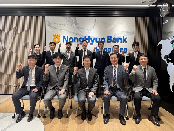 30일 농협은행 홍콩지점에서 강태영 은행장(가운데)과 농협은행의 아시아권 국외점포장들이 간담회 후 기념촬영을 갖고 있다./사진=NH농협은행