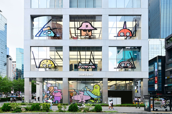 삼성 강남에 새롭게 오픈한 장 줄리앙 종이 인형 모티브의 ‘갤럭시 Z 폴드7∙Z 플립7’ 전시 체험존 ‘INTO the Galaxy UNFOLDERS’ 외부 전경/사진=삼성전자