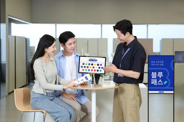 ▲ 삼성스토어 서초에서 매니저가 방문 고객에게 ‘AI 구독클럽’의 다양한 제휴 혜택을 설명하고 있다./사진=삼성전자