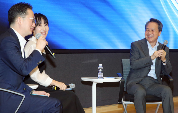 신한금융지주회사(회장 진옥동)는 1일 오전 서울 중구에 위치한 신한금융 본사에서 창립 24주년 기념 행사를 진행했다고 밝혔다. 본 행사에 앞서 진행된 후원식에서 (사진 왼쪽부터)이수현 구리종합사회복지관 팀장, 진옥동 신한금융그룹 회장, 후원 청년 김다니엘씨, 우종완 구로경찰서 여성청소년계 경사가 기념촬영을 하고 있다./사진=신한금융지주