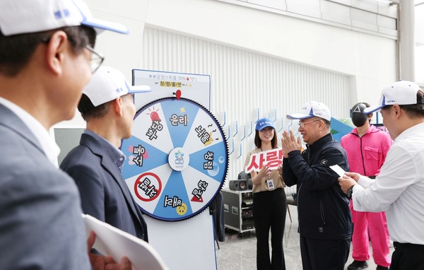 1일 서울 염곡동 대한무역투자진흥공사(KOTRA) 본사에서 노동조합, 경영진, 감사실 공동으로 열린 ‘존중·배려·소통 출근길 캠페인’ 현장의 모습. /사진=대한무역투자진흥공사