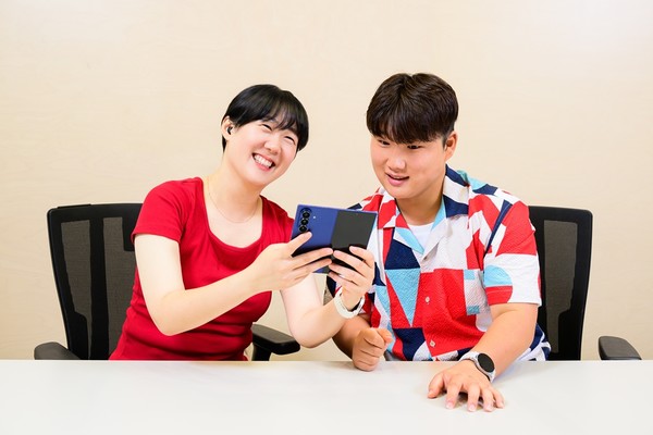 (왼쪽부터) 삼성 서포터즈 김하정, 김완수 씨가 One UI 8에 적용된 접근성 기능을 사용하는 모습/사진=삼성전자