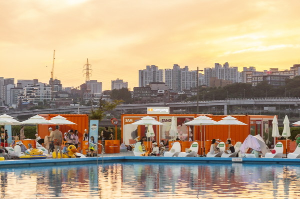 삼양식품 팝업존이 설치된 뚝섬한강공원 야외수영장 전경/사진=삼양라운드스퀘어