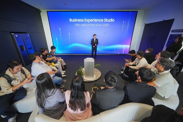 삼성전자가 태국 방콕에 위치한 ‘킹스퀘어(KingsQuare)’ 복합 쇼핑몰에 AI 기반 B2B(기업 간 거래) 체험 공간인 ‘비즈니스 익스피리언스 스튜디오’를 오픈했다./사진=삼성전자