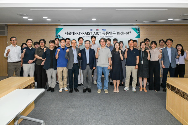 2일 서울 서초구 KT 우면연구센터에서 열린 워크숍에 참석한 관계자들이 기념촬영을 하는 모습/사진=KT