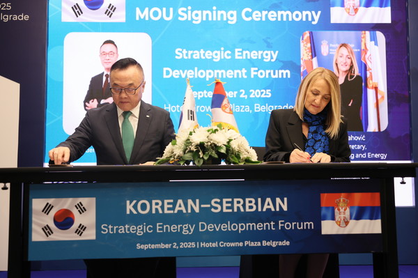 (왼쪽부터) 2일(현지시간) 세르비아베오그라드에서 열린 '원자력 및 수소 분야 상호협력을 위한 업무협약' 체결식에서 황주호 한국수력원자력 사장, 소냐 블라호비치(Sonja Vlahoviċ) 세르비아 에너지광업부 차관이 협약서에 서명하는 모습. /사진=한국수력원자력