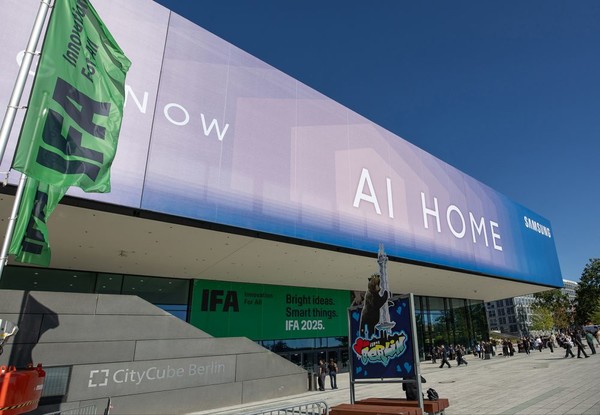 ▲ 삼성전자가 오는 5~9일(현지시간) 독일 베를린 ‘메세 베를린(Messe Berlin)’에서 열리는 유럽 최대 가전전시회 ‘IFA 2025’에 앞서 삼성전자 전시관이 마련된 ‘시티큐브 베를린(City Cube Berlin)’ 건물 외관에 ‘삼성 AI 홈’을 강조하는 옥외 광고를 진행했다. 삼성 AI 홈은 나를 이해하고 알아서 맞추는 초개인화된 경험을 제공한다. 방문객들은 삼성전자 전시관에 구현된 ‘AI 홈’을 통해 현실로 다가온 꿈꾸던 미래 일상을 지금 바로 경험할 수 있다./사진=삼성전자
