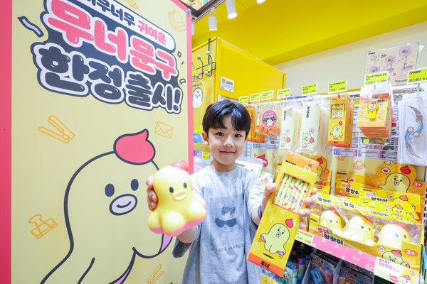 무너X문구야 놀자 상품을 소개하는 어린이 모델 이준의 모습./사진=LG유플러스