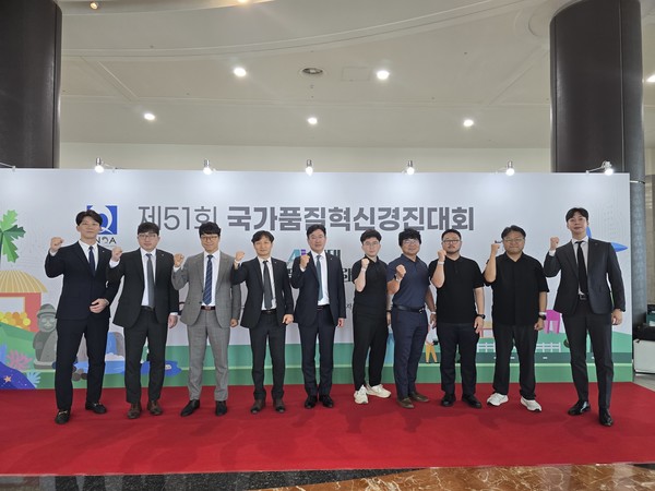 지난 29일 제주국제컨벤션에서 열린 제51회 국가품질혁신경진대회에서 처음 출전한 DB손해보험 '활동마중물' 분임조와 (주)AIO2O '매직A카드' 분임조가 동상을 수상하고 기념촬영을 하고 있다./사진=DB손해보험