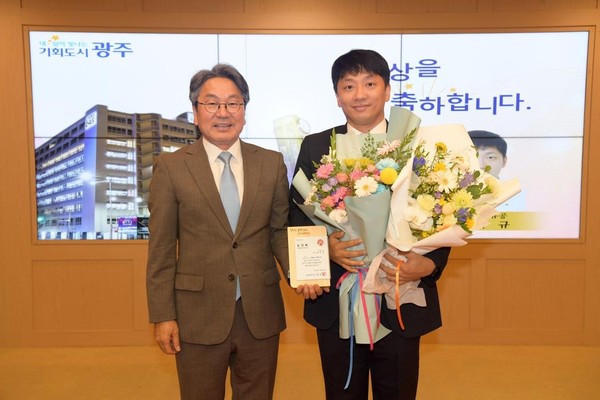 강기정 광주광역시장(왼쪽)과 최이규 쿠팡 물류정책팀 상무/사진=쿠팡