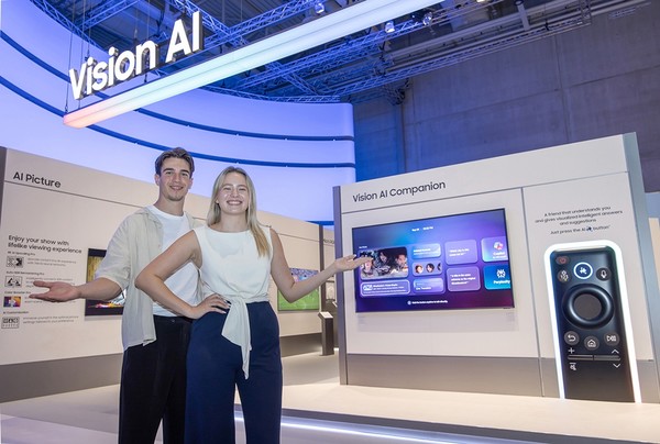 오는 5일부터 9일(현지시간) ‘IFA 2025’가 열리는 독일 베를린 ‘메세 베를린(Messe Berlin)’의 ‘시티큐브 베를린(City Cube Berlin)’에 위치한 삼성전자 전시관에서 삼성전자 모델이 비전 AI를 소개하고 있다./사진=삼성전자