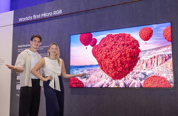 오는 5일부터 9일(현지시간) ‘IFA 2025’가 열리는 독일 베를린 ‘메세 베를린(Messe Berlin)’의 ‘시티큐브 베를린(City Cube Berlin)’에 위치한 삼성전자 전시관에서 삼성전자 모델이 115형 마이크로 RGB TV를 소개하고 있다./사진=삼성전자