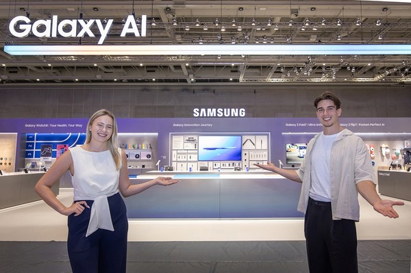 오는 5일부터 9일(현지시간) ‘IFA 2025’가 열리는 독일 베를린 ‘메세 베를린(Messe Berlin)’의 ‘시티큐브 베를린(City Cube Berlin)’에 위치한 삼성전자 전시관에서 삼성전자 모델이 갤럭시 AI를 소개하고 있다./사진=삼성전자