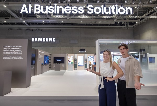 오는 5일부터 9일(현지시간) ‘IFA 2025’가 열리는 독일 베를린 ‘메세 베를린(Messe Berlin)’의 ‘시티큐브 베를린(City Cube Berlin)’에 위치한 삼성전자 전시관에서 삼성전자 모델이 AI 비즈니스 솔루션’ 존을 소개하고 있다./사진=삼성전자