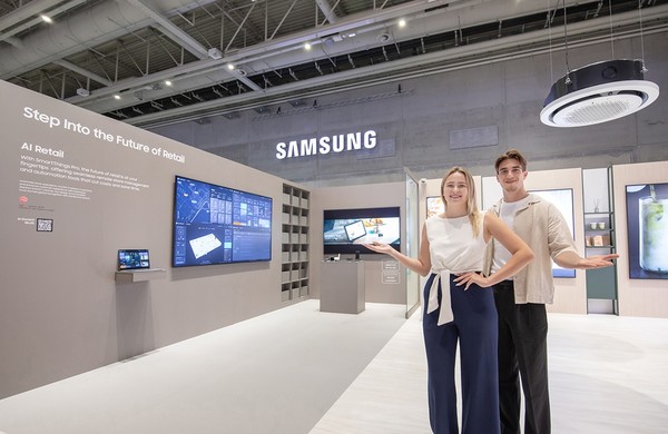 오는 5일부터 9일(현지시간) ‘IFA 2025’가 열리는 독일 베를린 ‘메세 베를린(Messe Berlin)’의 ‘시티큐브 베를린(City Cube Berlin)’에 위치한 삼성전자 전시관에서 삼성전자 모델이 AI 스토어를 소개하고 있다./사진=삼성전자
