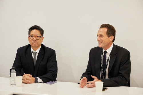 사이먼 폭스 프리즈 CEO(오른쪽)와 패트릭 리 프리즈 서울 대표가 4일 서울 코엑스에서 기자 간담회를 하고 있다./사진=프리즈