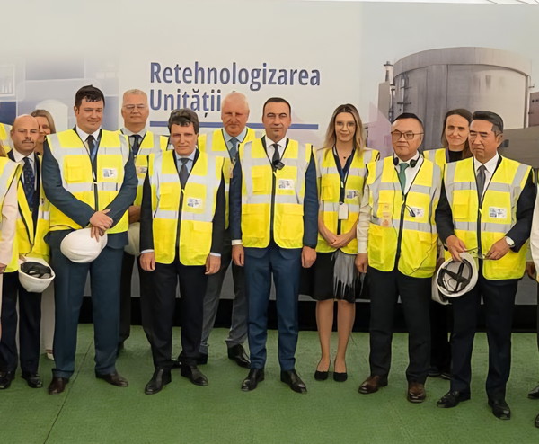 (왼쪽 두번째부터) 3일(현지시간) 루마니아에서 개최된 ‘루마니아 체르나보다 원전 설비개선사업' 착공식에서 코스민 기짜 SNN 사장, 니큐쇼르 단 루마니아 대통령, 보그단 이반 루마니아 에너지부 장관, 황주호 한국수력원자력 사장, 임갑수 주 루마니아 대한민국 대사가 기념 사진을 찍는 모습. /사진=한국수력원자력