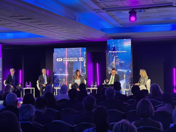 4일(현지시간) 영국 런던 로얄 랜캐스터 호텔에서 열린 '세계원자력협회(WNA) 설립 50주년 기념 특별총회'에 참석한 황주호 한국수력원자력 사장(오른쪽 두번째 )의 모습. /사진=한국수력원자력