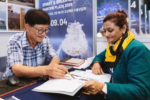 지난 4일 창원컨벤션센터에서 열린 ‘2025 국제조선해양수출상담회’에서 참가 기업 관계자와 해외 바이어가 1:1 상담을 진행하는 모습. /사진=대한무역투자진흥공사